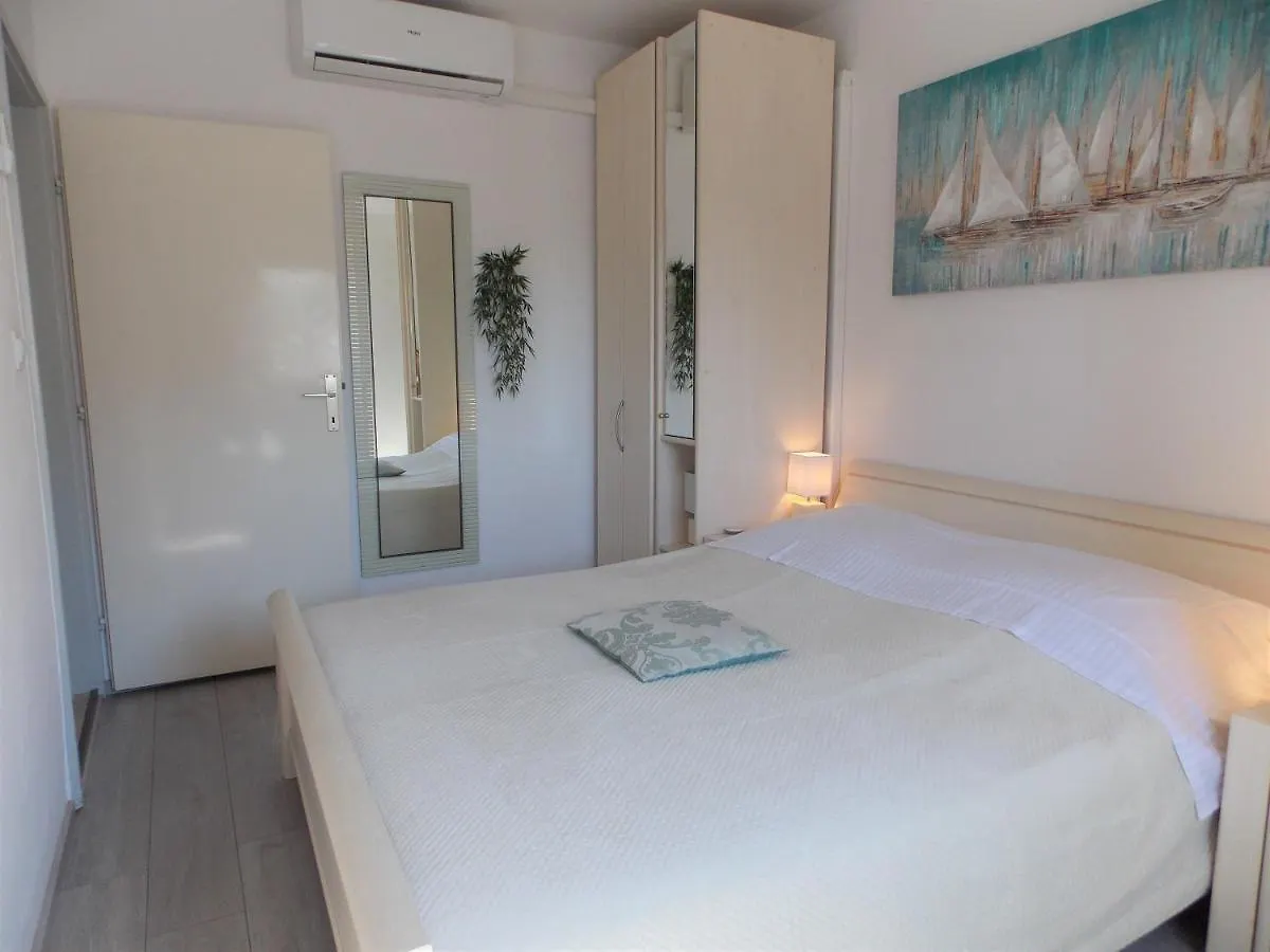 Warm Terrace Apartments ザダル